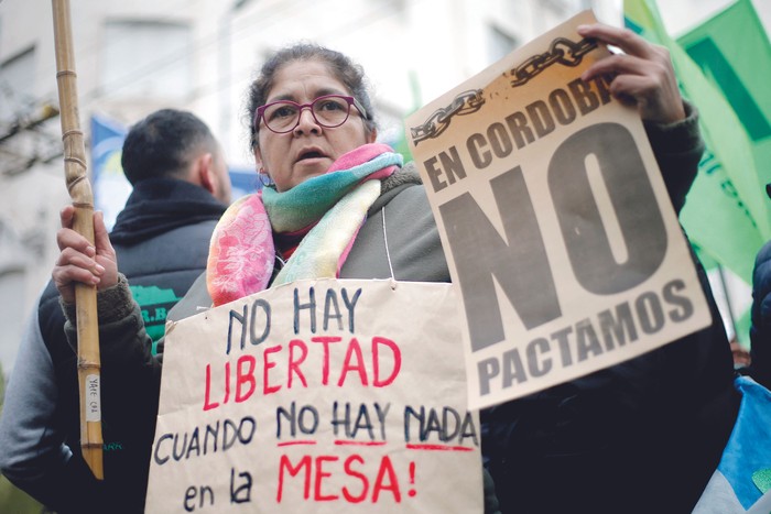 Protesta en el marco de la conmemoración del 214 aniversario de la Revolución de Mayo, en los alrededores de la Plaza San Martín en Córdoba, Argentina, el 25 de mayo. · Foto: Diego Lima, AFP