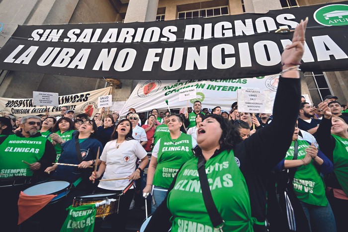 Profesores, estudiantes y directivos de la Universidad de Buenos Aires en protesta frente al Hospital de Clínicas José de San Martín, en Buenos Aires el 24 de setiembre. · Foto: Luis Robayo, AFP