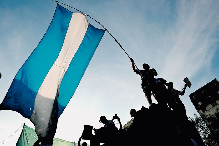 Frente al Congreso Nacional después de que diputados votaran en contra de los vetos del presidente argentino, Javier Milei, a las leyes de financiación de las universidades públicas y del principal hospital pediátrico de Argentina, en Buenos Aires el 17 de setiembre. · Foto: Luis Robayo, AFP Frente al Congreso Nacional después de que diputados votaran en contra de los vetos del presidente argentino, Javier Milei, a las leyes de financiación de las universidades públicas y del principal hospital pediátrico de Argentina, en Buenos Aires el 17 de setiembre. · Foto: Luis Robayo, AFP