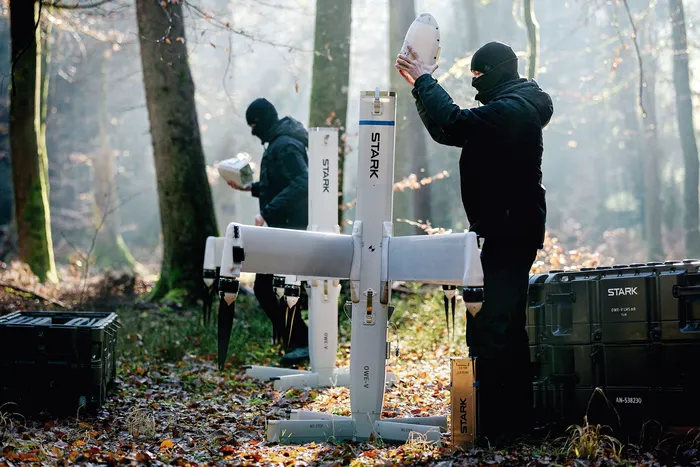 Empleados de Stark Defence arman un dron Virtus, en Baviera, Alemania. · Foto: Kay Nietfeld / AFP