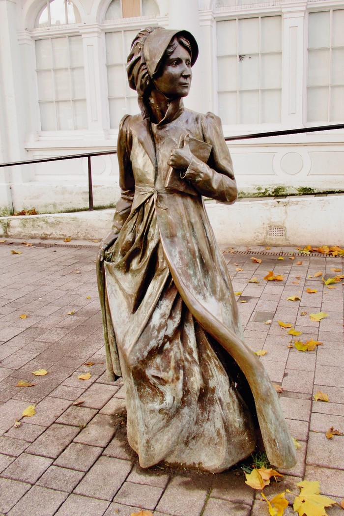 Escultura de Jane Austen de Adam Roud en Basingstoke, Inglaterra. · Foto: Sin datos de autor Escultura de Jane Austen de Adam Roud en Basingstoke, Inglaterra. · Foto: Sin datos de autor