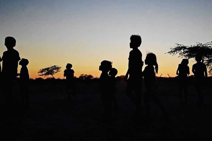 Indígenas Wayuu cerca de Manaure, en el departamento de La Guajira, Colombia, el 23 de febrero de 2023, donde la tasa de mortalidad de menores de cinco años es de 21 por cada 1.000 nacimientos, según datos oficiales. · Foto: Joaquín Sarmiento, AFP