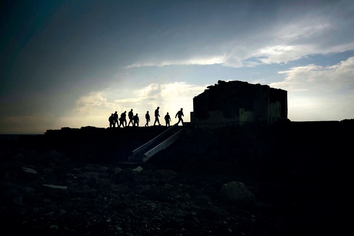 Soldados libaneses inspeccionan casas tras la operación israelí en Batroun, el 2 de noviembre. · Foto: Ibrahim Chalhoub / AFP