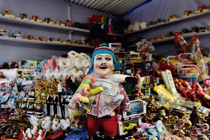 Representación del dios aymara Ekeko, quien según la tradición andina provee riquezas, en un puesto de juguetes, en la feria de la festividad indígena Alasitas en La Paz, el 24 de enero. · Foto: Jorge  Bernal, AFP