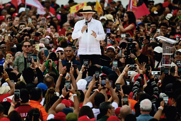 Lula da Silva durante un mitin de campaña en el barrio de Bangu, en Río de Janeiro, Brasil, el 22 de agosto. · Foto: Pablo Porciúncula, AFP