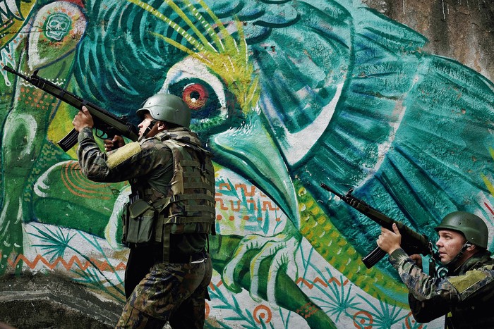 Patrulla de soldados brasileños en la favela Pavao-Pavaozinho, en Rio de Janeiro. · Foto: Fabio Teixeira / AFP Patrulla de soldados brasileños en la favela Pavao-Pavaozinho, en Rio de Janeiro. · Foto: Fabio Teixeira / AFP