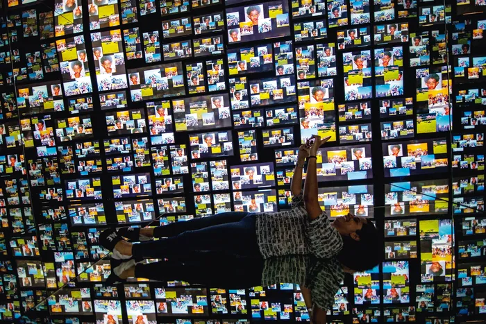 Exposición “Museo de mí”, en la que las redes sociales del visitante son analizadas mediante inteligencia artificial, en el Centro Cultural Banco de Brasil, en Río de Janeiro. · Foto: Mauro Pimentel, AFP