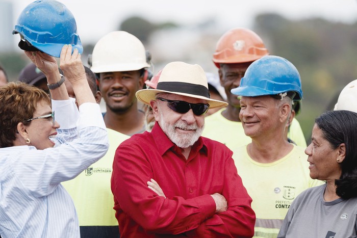 Luiz Inácio Lula da Silva junto a trabajadores durante una conferencia de prensa anunciando la entrega de un tramo de la avenida Prefeito Newton Cardoso en Contagem, estado de Minas Gerais, Brasil, el 29 de agosto. · Foto: Douglas Magno, AFP Luiz Inácio Lula da Silva junto a trabajadores durante una conferencia de prensa anunciando la entrega de un tramo de la avenida Prefeito Newton Cardoso en Contagem, estado de Minas Gerais, Brasil, el 29 de agosto. · Foto: Douglas Magno, AFP