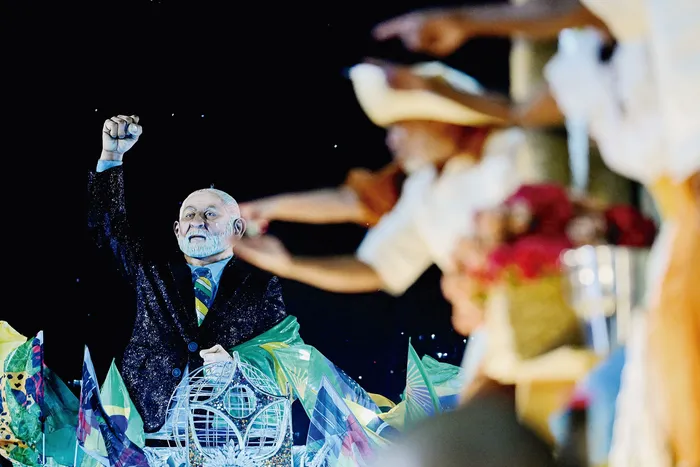 Carroza de la escuela de samba Académicos de Niterói, con la representación de Luiz Inácio Lula da Silva, en la inauguración del carnaval en el sambódromo Marqués de Sapucái, en Río de Janeiro, el 15 de febrero. · Foto: Pablo Porciúncula, AFP
