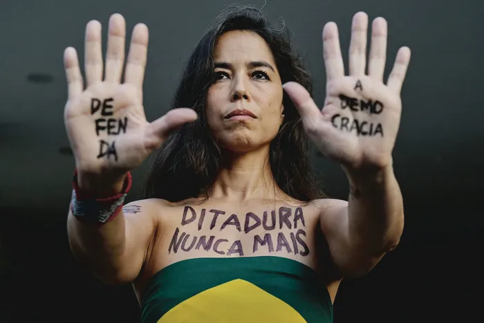 Durante una marcha silenciosa en memoria de las víctimas de la violencia estatal de la dictadura de 1964, en San Pablo, Brasil, el 29 de marzo. · Foto: Nelson Almeida, AFP