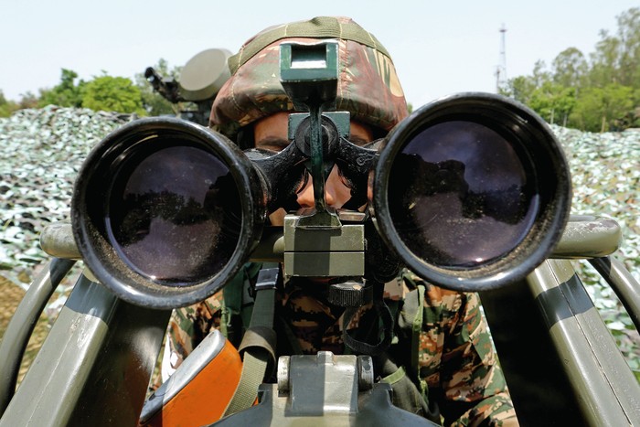 Soldado del ejército indio en el sector de Akhnoor, cerca de la Línea de Control entre India y Pakistán, en la región de Jammu, el 19 de mayo. · Foto: Mujesh Gupta / AFP Soldado del ejército indio en el sector de Akhnoor, cerca de la Línea de Control entre India y Pakistán, en la región de Jammu, el 19 de mayo. · Foto: Mujesh Gupta / AFP