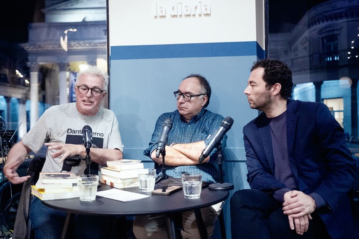 Gabriel Peveroni, Roberto López Belloso y Felipe Restrepo Pombo, el 1° de octubre, en Café _la diaria_. · Foto: Alessandro Maradei Gabriel Peveroni, Roberto López Belloso y Felipe Restrepo Pombo, el 1° de octubre, en Café _la diaria_. · Foto: Alessandro Maradei