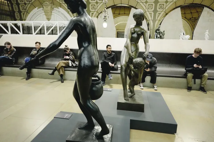 Corredor de las esculturas en el Museo de Orsay en París, Francia (archivo, diciembre de 2025). · Foto: Javier Calvelo / adhocFOTOS
