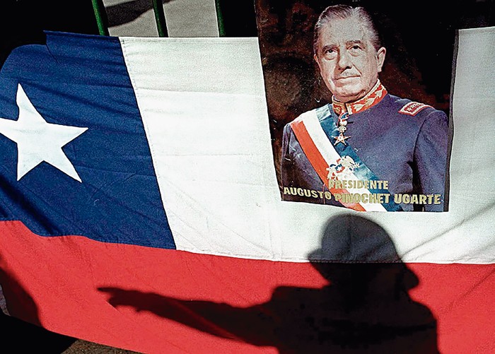 Manifestación de partidarios de Augusto Pinochet frente a la Corte Suprema, Santiago de Chile, 19 de julio de 2000. · Foto: Víctor Rojas, AFP