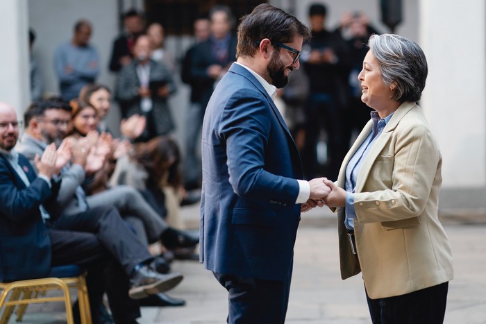 Gabriel Boric y Jeannette Jara durante la entrega del Premio Manuel Bustos Huerta, en memoria del fallecido líder sindical, el 23 de abril de 2023, en Santiago de Chile. · Foto: Marcelo Segura, presidencia chilena, AFP