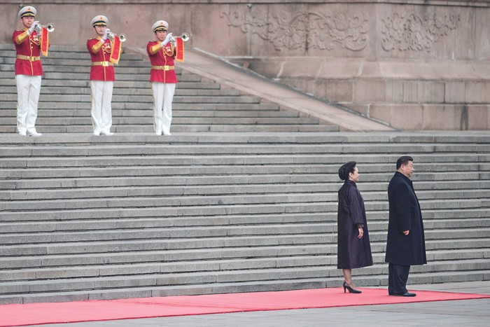 Xi Jinping y su esposa Peng Liyuan esperan al presidente serbio, Tomislav Nikolic, durante una ceremonia de bienvenida en el Gran Salón del Pueblo en Beijing, el 30 de marzo de 2017. · Foto: Fred Dufour, AFP