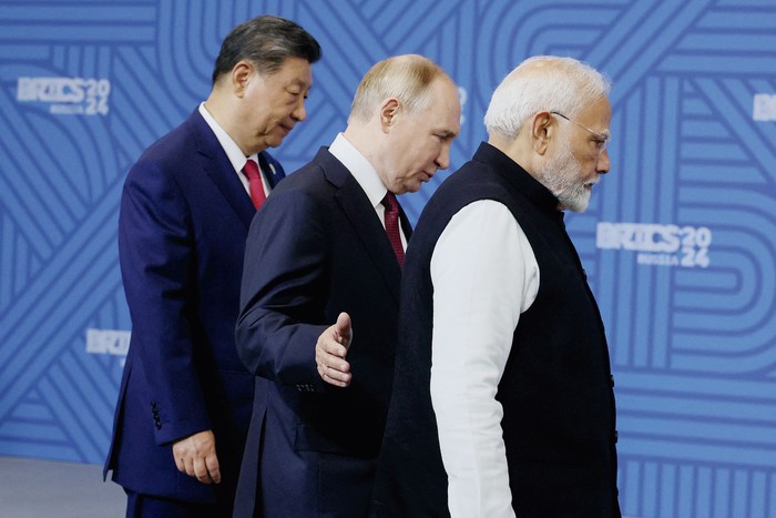 Xi Jinping, presidente chino, Vladimir Putin, presidente ruso, y Narendra Modi, primer ministro indio, en la cumbre BRICS en Kazán, el 23 de octubre de 2024. · Foto: Maxim Shipenkov, AFP