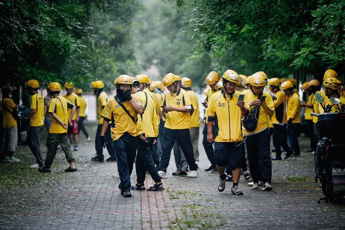 Repartidores de la plataforma de compras china Meituan antes de comenzar su turno cerca de un centro comercial en Pekín, el 21 de agosto de 2025. · Foto: Wang Zhao, AFP
