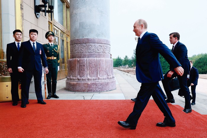 Vladimir Putin antes de una reunión con el presidente de China, Xi Jinping, en el Gran Salón del Pueblo, en Pekín, el 2 de setiembre. · Foto: Vladimir Smirnov / Sputnik / AFP
