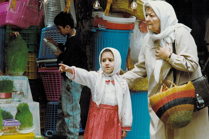 Aida Mohammadkhani y Anna Borkowska en un fotograma de la película _El globo blanco_ (1995), dirigida porJafar Panahi con guion de Abbas Kiarostami, Jafar Panahi y Parviz Shahbazi. · Foto: Farzat Jadat, archivo 7eme Art / Photo12 / AFP