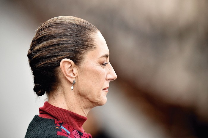 Claudia Sheinbaum, durante un desfile militar en conmemoración del 114 aniversario de la Revolución Mexicana en la plaza del Zócalo de la Ciudad de México, el 20 de noviembre. · Foto: Rodrigo Oropeza, AFP