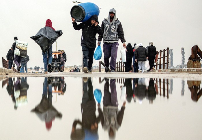 Gazatíes atraviesan el puente Wadi Gaza, buscando regresar a su casa durante el alto el fuego, a lo largo de la calle Al-Rashid, entre la ciudad de Gaza y Nuseirat, en el centro de la Franja de Gaza, el 10 de febrero. · Foto: Eyad Baba, AFP