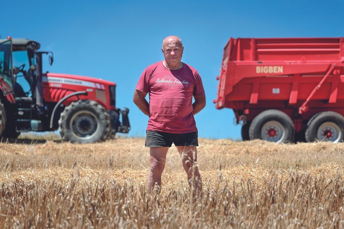 Thierry Salles, productor de cereales, en su campo en Saint-Frajou, cerca de Toulouse, suroeste de Francia, el 25 de junio. · Foto: Valentin Chapuis / AFP