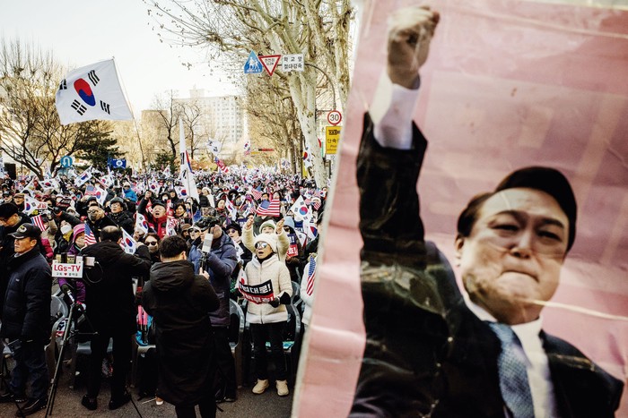 Partidarios del presidente de Corea del Sur, Yoon Suk Yeol, en una calle cerca del Tribunal Constitucional el 23 de enero. · Foto: Anthony Wallace, AFP