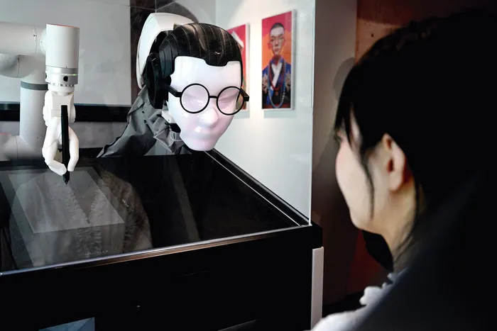 Robot chamán que ofrece servicios de lectura facial para predecir el futuro mientras dibuja un retrato, en una tienda temática de chamanismo coreano en Seúl, Corea del Sur. · Foto: Jung Yeon-je, AFP