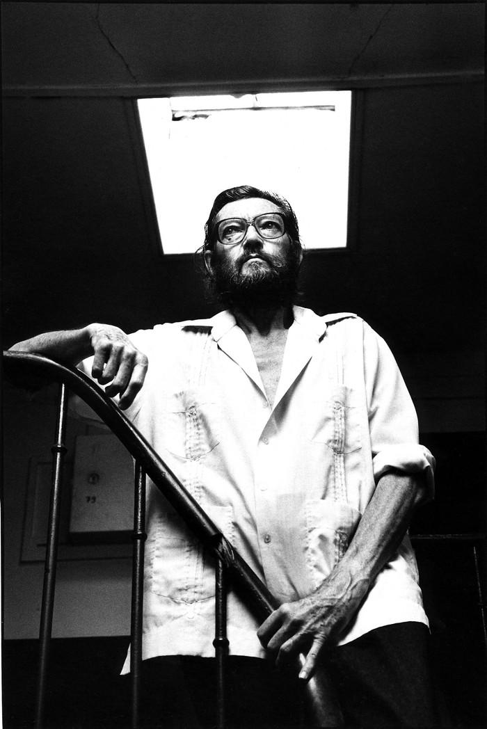 Julio Cortázar en su casa de París en 1983. · Foto: Ulf Andersen, Aurimages, AFP