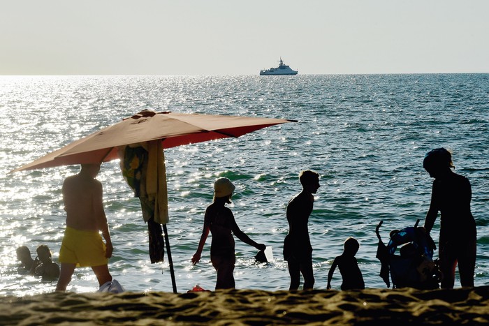 Playa del mar Negro en Sebastopol, en la península de Crimea, con un buque de guerra ruso al fondo. · Foto: Olga Maltseva, AFP Playa del mar Negro en Sebastopol, en la península de Crimea, con un buque de guerra ruso al fondo. · Foto: Olga Maltseva, AFP