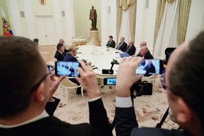 Reunión entre el presidente ruso, Vladimir Putin, y el canciller cubano, Bruno Rodríguez Parrilla, en el Palacio del Senado del Kremlin, en Moscú, el 18 de febrero. · Foto: Pavel Bednyakov, AFP