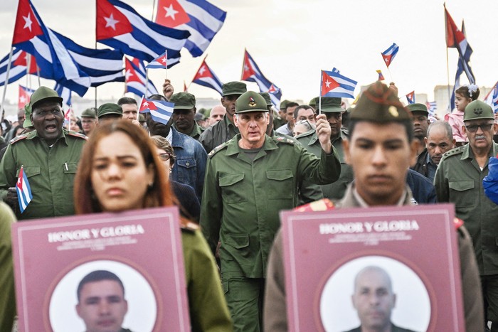 Miguel Díaz-Canel, presidente de Cuba, encabeza una protesta frente a la Embajada de Estados Unidos contra la incursión estadounidense en Venezuela, donde murieron 32 soldados cubanos, en La Habana, el 16 de enero. · Foto: Yamil Lage, AFP