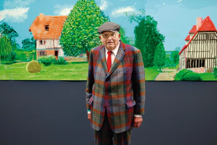 David Hockney en el museo de la Orangerie de París, el 7 de octubre de 2021, frente a su obra _Un año en Normandía_ (2020). · Foto: Thomas Coex, AFP