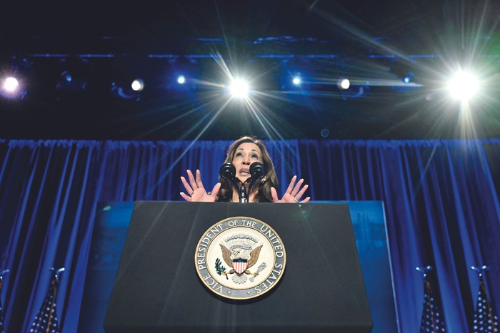 Kamala Harris en el teatro Philip Chosky durante un evento de campaña en Pittsburgh, Pensilvania, el 25 de setiembre. · Foto: Jim Waston, AFP