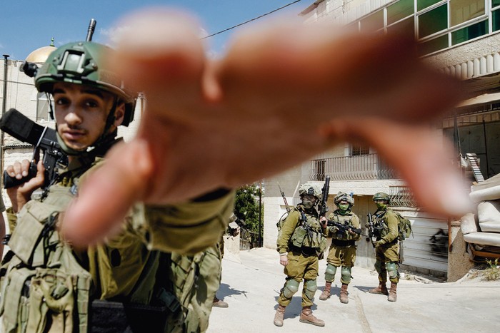 Soldados israelíes durante una redada en Turmus Ayya, al este de Ramala, el 24 de setiembre, en Cisjordania. · Foto: Wahaj Bani Moufleh / Middle East Images / AFP Soldados israelíes durante una redada en Turmus Ayya, al este de Ramala, el 24 de setiembre, en Cisjordania. · Foto: Wahaj Bani Moufleh / Middle East Images / AFP