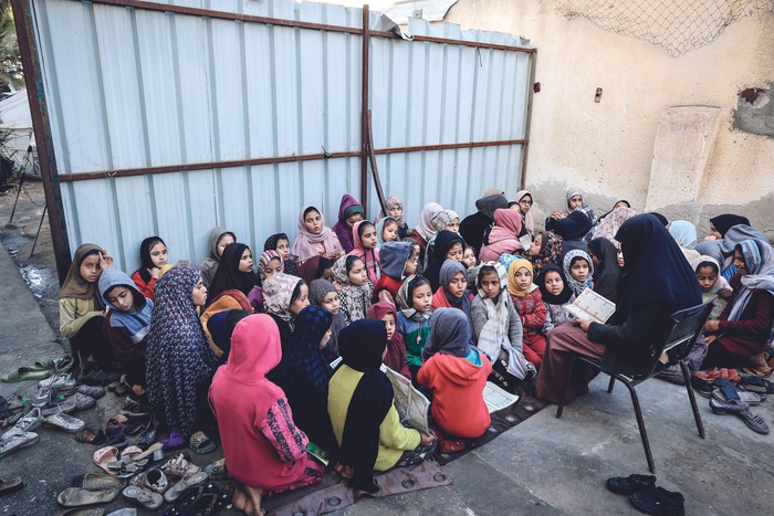 Clase de Corán en la escuela destruida Bear al-Saba en Rafah, en el sur de la Franja de Gaza, el 24 de enero. · Foto: Mahmud Hams, AFP