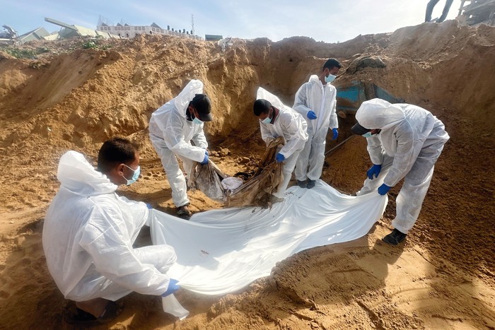 Exhumación de los cuerpos de 20 palestinos asesinados durante las incursiones israelíes en Sheikh Zayed en el norte de Gaza, el 2 de febrero. · Foto: Hasan Alzaanin / Anadolu / AFP