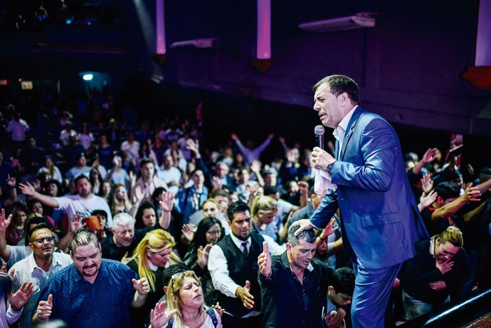Alberto Rey, pastor en la iglesia evangélica Manantial de Bendiciones, en San Martín, provincia de Buenos Aires, el 29 de setiembre de 2019. · Foto: Ronaldo Schemidt, AFP