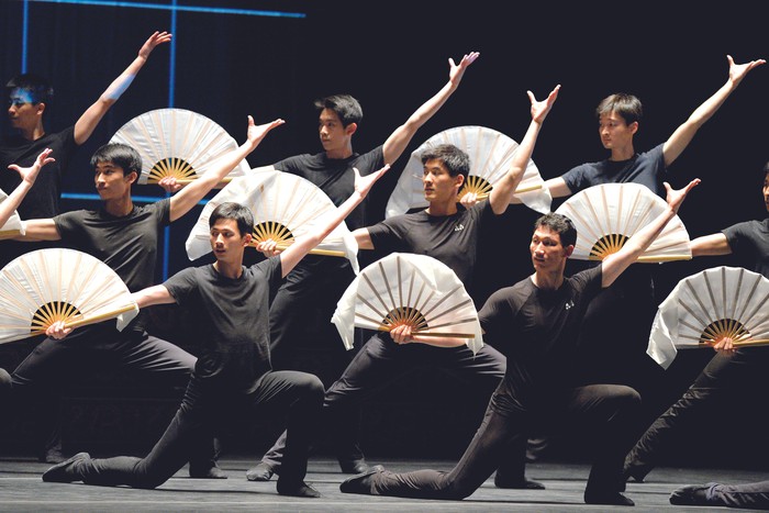 Bailarines del espectáculo _Shen Yun_ ensayan en el teatro Terrace, en Long Beach, California, en marzo de 2016. · Foto: Getty Images, AFP