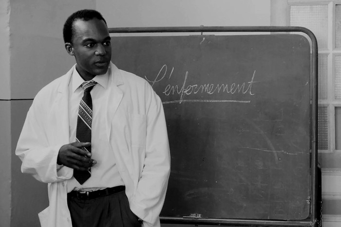 Alexandre Desane, interpretando a Frantz Fanon en la película _Fanon_, de Abdenour Zahzah (2024), a estrenarse en Francia el 23 de julio. Foto: Difusión de Atlas Films Shellac.