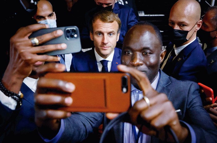 Participantes de la Cumbre África-Francia se fotografían con el presidente francés, Emmanuel Macron, el 8 de octubre de 2021. · Foto: Ludovic Marin, AFP