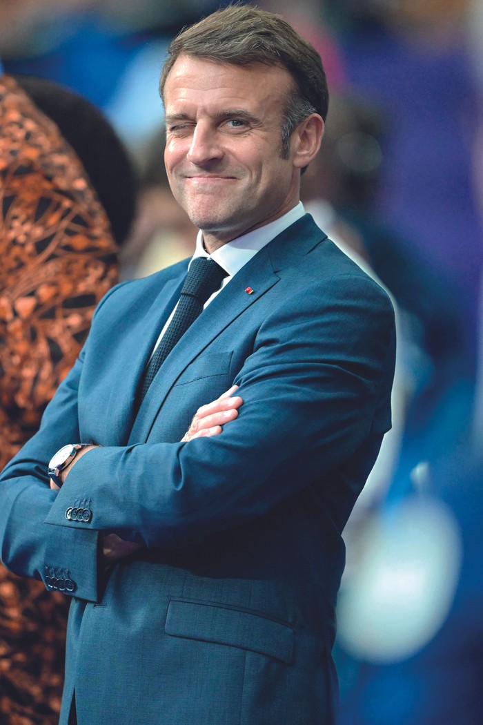 Emmanuel Macron, en el partido por la medalla de oro en rugby seven masculino entre Francia y Fiyi durante los Juegos Olímpicos de París 2024 en el Stade de France en Saint-Denis el 27 de julio. · Foto: Carl de Souza, AFP