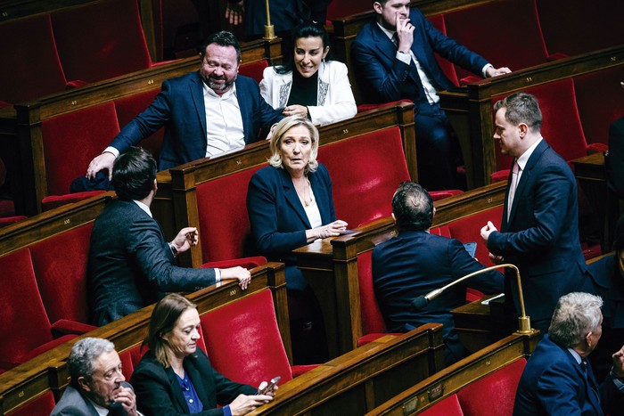 Marine Le Pen, presidenta de Rassemblement National (Agrupación Nacional), junto a los miembros de su grupo, durante una sesión de la Asamblea Nacional en París, Francia, el 17 de diciembre de 2024. · Foto: Amaury Cornu / Hans Lucas / AFP