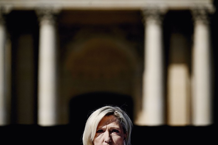 Marine Le Pen durante una manifestación en su apoyo tras ser condenada por la Justicia, en París, el 6 de abril. · Foto: Julien De Rosa, AFP Marine Le Pen durante una manifestación en su apoyo tras ser condenada por la Justicia, en París, el 6 de abril. · Foto: Julien De Rosa, AFP