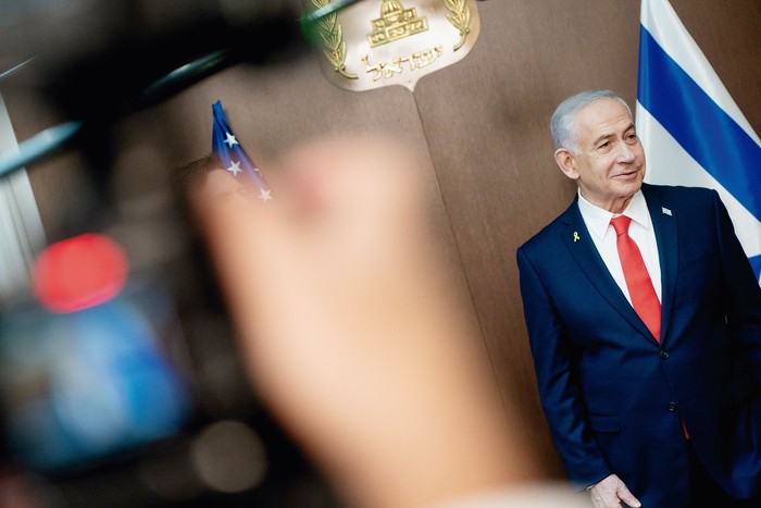 Benjamin Netanyahu en una reunión con el vicepresidente estadounidense, JD Vance, en Jerusalén, el 22 de octubre. · Foto: Nathan Howard / AFP