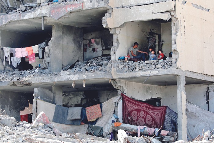 Restos de un edificio residencial tras un ataque aéreo israelí en Rafah, en el sur de la Franja de Gaza, el 22 de mayo. · Foto: Eyad Baba / AFP