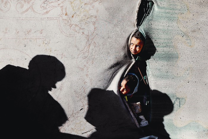 Refugio en el campamento de Nuseirat para palestinos desplazados, en el centro de la Franja de Gaza, el 22 de diciembre de 2025. · Foto: Eyad Baba, AFP