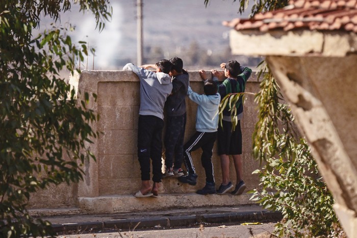 Cerca de un puesto de control del ejército israelí en la zona de amortiguamiento patrullada por Naciones Unidas en los Altos del Golán, el 20 de diciembre de 2024. · Foto: Aris Messinis, AFP