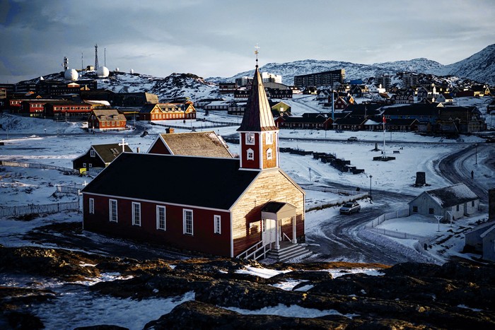 Vista de la ciudad con la catedral de Nuuk, en Nuuk, Groenlandia, el 25 de enero. · Foto: Jonathan Nackstrand, AFP